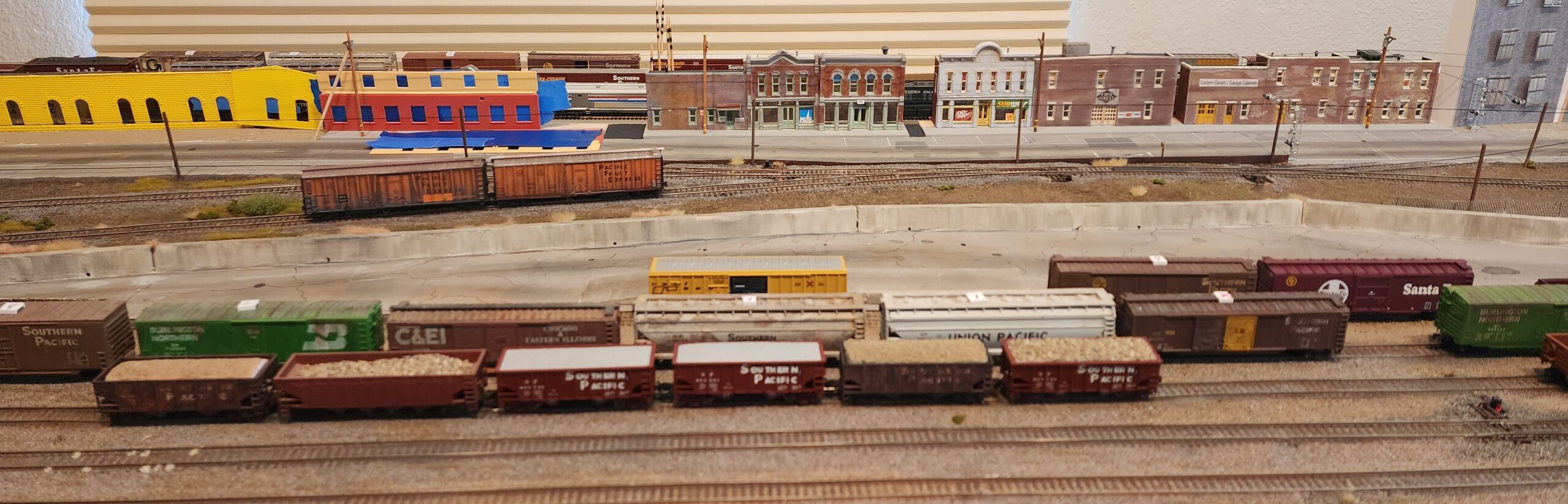 THIS VIEW SHOWS PART OF THE MAIN YARD WITH THE TEAM TRACK AREA. THE BACKGORUND FLATS OBSURE THE STAGING TRACKS BEYOND